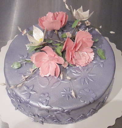 Праздничный торт с букетом цветов
